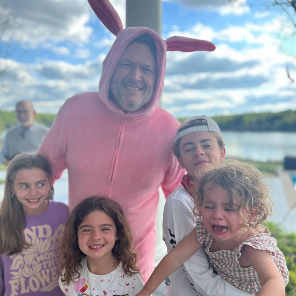 Siri Daly shares sweet tribute (with throwback pics of Carson and kids) to Blake Shelton as he leaves ‘The Voice’ (@siriouslydelicious via Instagram )