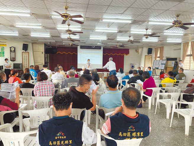 台中市烏日區成功西路拓寬公聽會吸引許多地主到場，呼籲市府徵收用地同時能解編原有山坡地。（林欣儀攝）