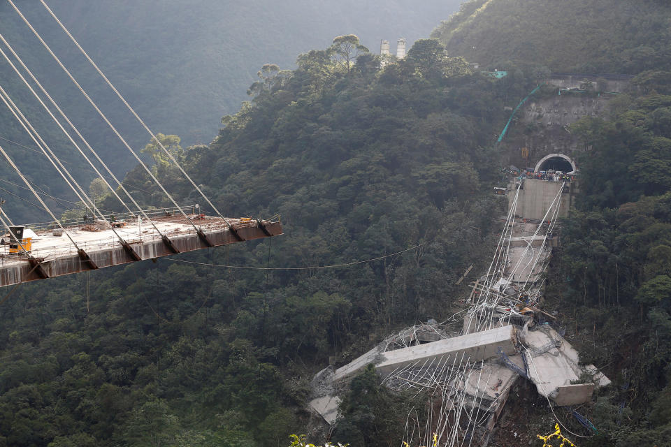 <p>Die Chirajara-Brücke nahe der kolumbianischen Hauptstadt Bogotá ist während der Bauarbeiten eingestürzt. Ein etwa 280 Meter langer Teil der Autobrücke, die im März fertiggestellt werden sollte, stürzte aus bisher unbekannten Gründen in die Tiefe. Mindestens zehn Arbeiter starben bei dem Unglück. (Bild: Reuters) </p>