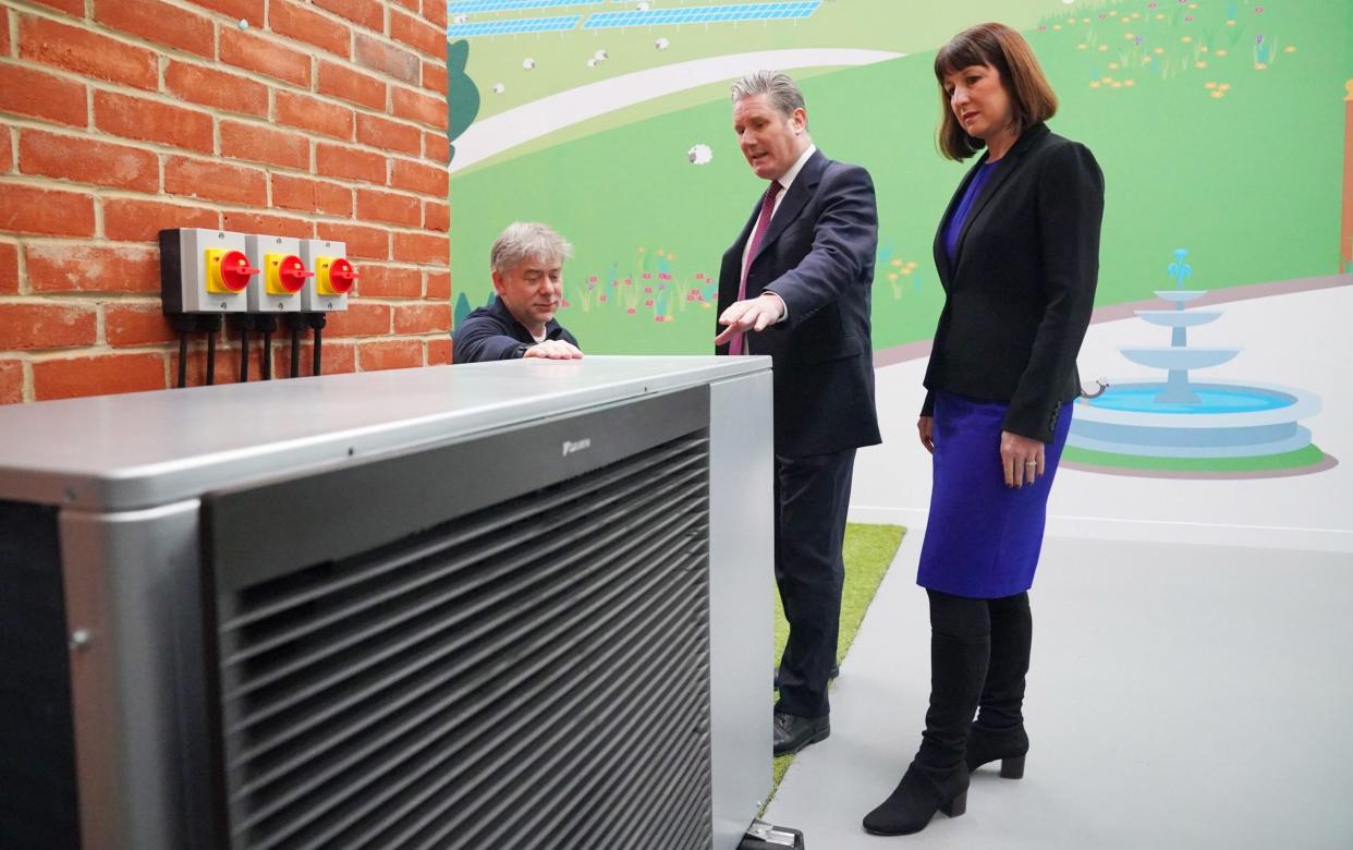 Sir Keir Starmer and Rachel Reeves being shown a heat pump