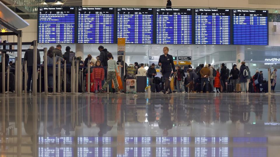 Der Münchner Flughafen stellt am Dienstag seinen Betrieb wegen des Winterwetters erneut vorübergehend ein.