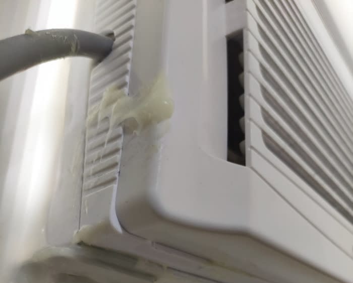 日前有人發現自己的冷氣被矽利康膠黏住。（圖／翻攝自臉書「爆怨2公社」）
