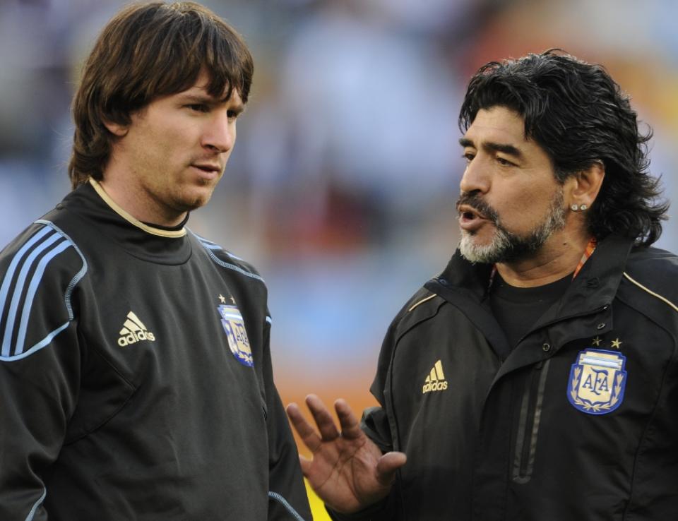 Maradona (R) has often taken potshots at Lionel Messi, criticizing him on the eve of the 2016 Copa America for a perceived 'lack of personality' (AFP Photo/Javier Soriano)