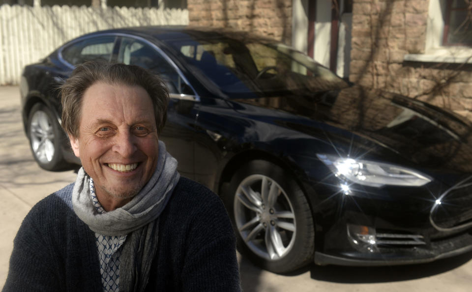 Elon Vater Errol posiert 2014 vor einem Tesla Model S. Damals war das Verhältnis zu seinem Sohn noch nicht so zerrüttet.