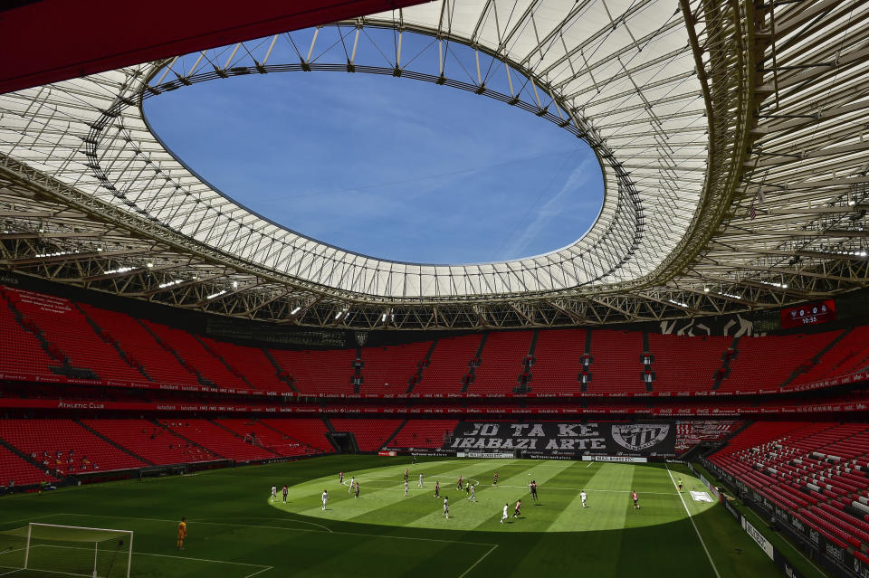 Los jugadores del Athletic Bilbao y Real Madrid durante el partido de la Liga de España en el estadio San Mamés de Bilbao, el domingo 5 de julio de 2020. (AP Foto/Alvaro Barrientos)