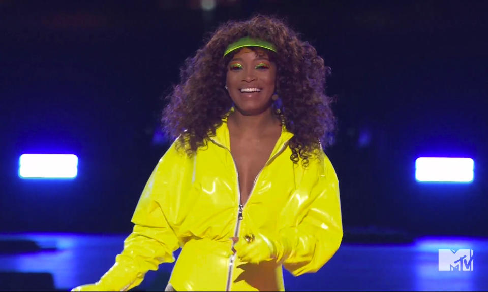 En esta imagen tomada de video el domingo 30 de agosto de 2020 y difundida por MTV, Keke Palmer interpreta "Snack" durante la ceremonia de los Premios MTV a los Videos Musicales. (MTV vía AP)