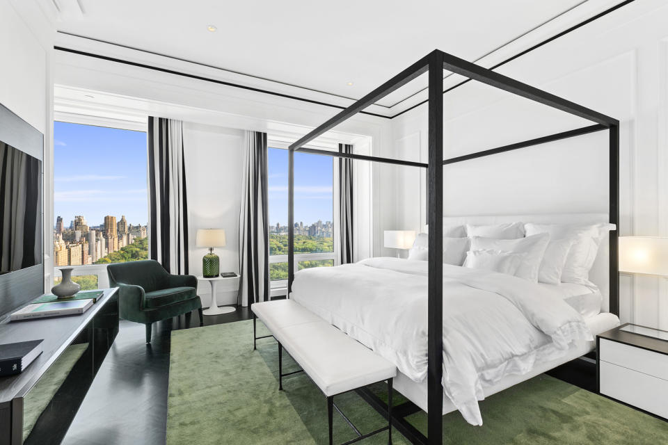 El dormitorio principal da igualmente Central Park y cuenta con baño, un vestidor grande y dos más pequeños que también pueden ser usados como despachos. (Foto: <a href="http://www.compass.com/listing/220-central-park-south-unit-28a-manhattan-ny-10019/359929949670368049/?origin_type=Listing%20Card" rel="nofollow noopener" target="_blank" data-ylk="slk:Compass;elm:context_link;itc:0;sec:content-canvas" class="link ">Compass</a>).