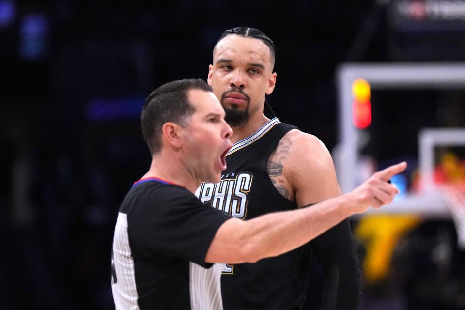 Wasit NBA Ed Malloy menelepon saat penyerang Memphis Grizzlies Dillon Brooks menonton di kuarter kedua melawan Los Angeles Lakers di Crypto.com Arena.