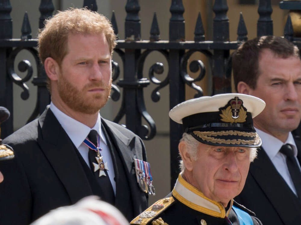 Prinz Harry (l.) wünscht sich eine Versöhnung mit seinem Vater König Charles III. (Mitte) und seinem Bruder Prinz William. (Bild: imago/USA TODAY Network)