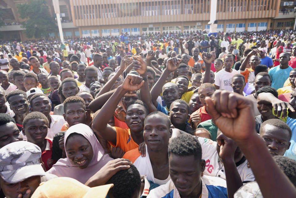 Jóvenes se presentan como voluntarios para luchar por el país como parte de una iniciativa en Niamey, Níger, sábado 19 de aagosto de 2023. Se presentaron miles antes del arribo de una delegación de países regionales que intenta hallar una solución pacífica al golpe militar que derrocó al presidente electo el mes pasado. (AP Foto/Sam Mednick)