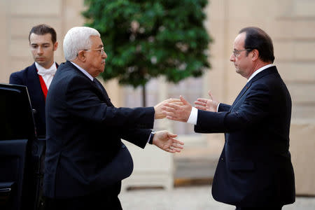 French President Francois Hollande welcomes Palestinian President Mahmoud Abbas at the Elysee palace in Paris, France, July 21, 2016. REUTERS/Philippe Wojazer