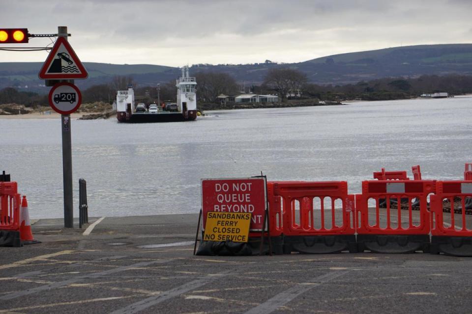 Sandbanks chain ferry suspends services because of 'bad weather' i(Image: Daily Echo)/i