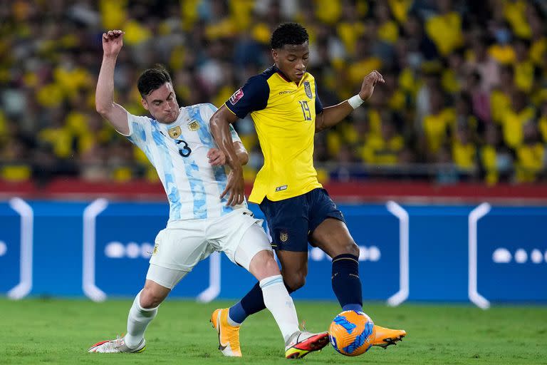 Nicolás Tagliafico lucha por la pelota con el ecuatoriano Gonzalo Plata durante el partido de eliminatorias para el Mundial; el equipo de Gustavo Alfaro debutará este domingo con Qatar