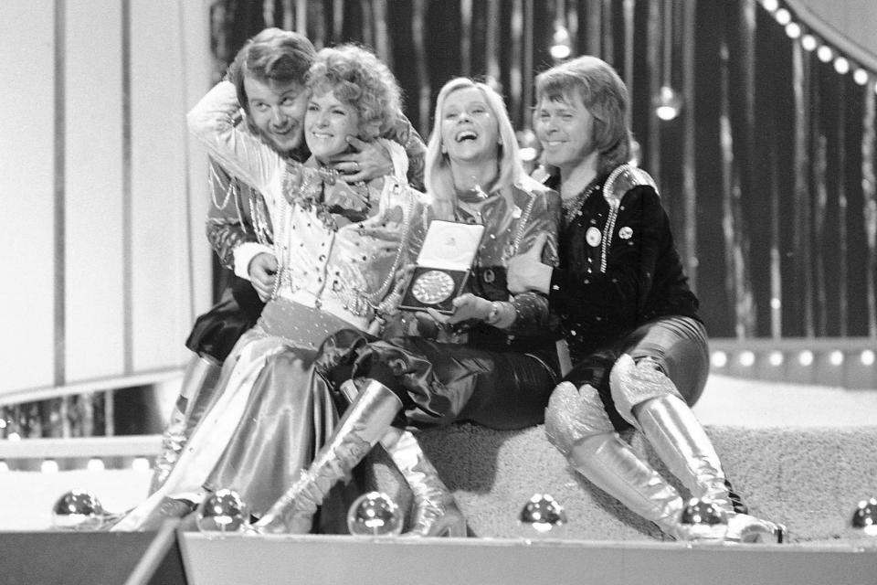 ARCHIVO - El grupo pop sueco ABBA celebra tras ganar el Concurso de la Canción Eurovision 1974 en el escenario en el Brighton Dome en Inglaterra con la canción "Waterloo", el 6 de abril de 1974. Los integrantes de ABBA fueron condecorados con la Real Orden del Vasa de manos del rey de Suecia el viernes 31 de mayo de 2024. (Foto AP/Robert Dear, archivo)