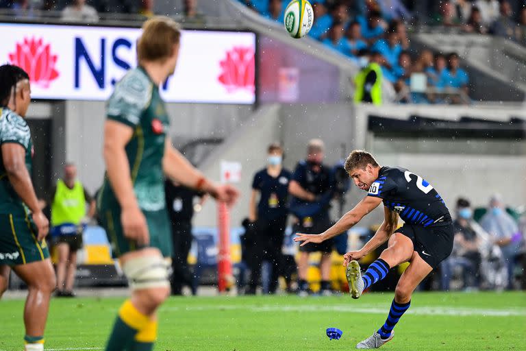 Domingo Miotti patea un penal durante el partido que disputaron Argentina y Australia en 2020; los Wallabies son los rivales para el cierre del Championship