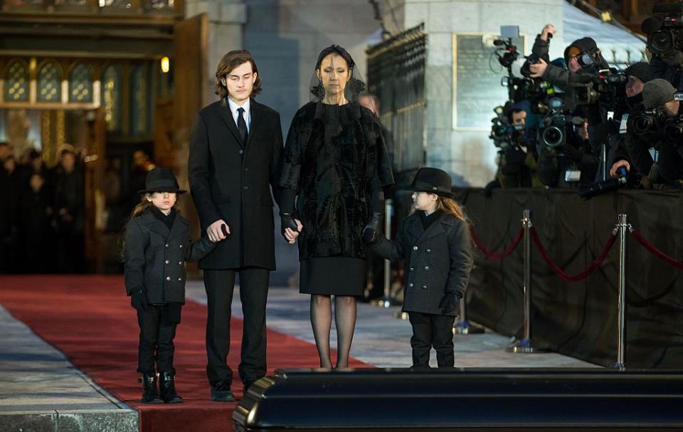 Céline Dion and her sons René-Charle, 15,  Eddy and Nelson, 5, pause to view the casket of her late husband René Angélil following his funeral service at Notre-Dame Basilica in Montreal, Quebec, January 22, 2016. / AFP / Geoff Robins        (Photo credit should read GEOFF ROBINS/AFP via Getty Images)