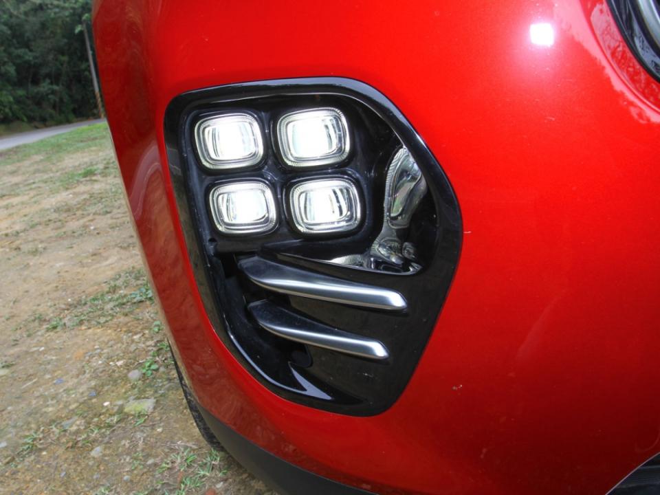 前保險桿整合矩陣式霧燈組，不僅搶眼也是GT Line車型專屬外觀配備。