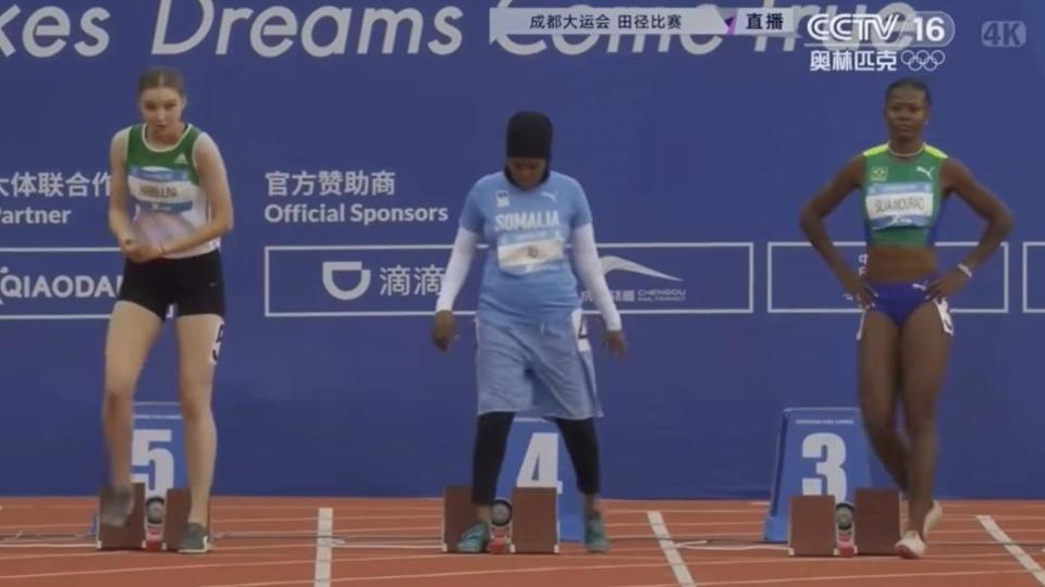 索馬利亞短跑選手阿布卡（中間藍衣），在成都世大運100公尺跑出21秒成績，讓眾人傻眼。（圖／翻攝自Larry Madowo粉專）