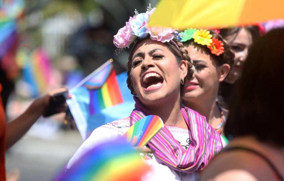 Una participante en el Desfile del Orgullo Arcoíris de Fresno grita durante el evento en el Tower District, el 3 de junio de 2023.