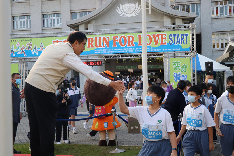 黃偉哲市長親切地與路跑學生擊掌、加油打氣。