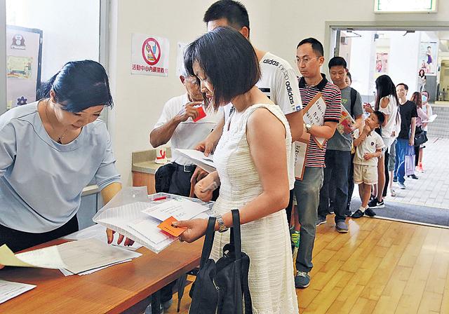 受惠於鄰近邊境，多間北區小學昨早都有雙非學童家長到校遞交申請表。圖為上水惠州公立學校。（陳靜儀攝）