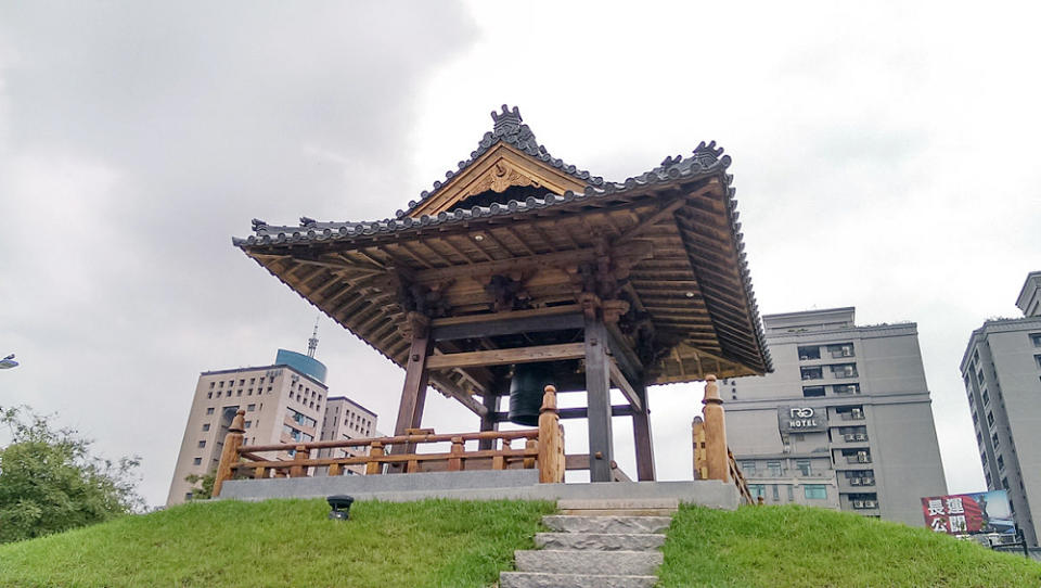 西本願寺鐘樓(Photo via Wikimedia, by Fcuk1203, License: CC BY-SA 3.0，圖片來源：https://commons.wikimedia.org/w/index.php?curid=29284934)