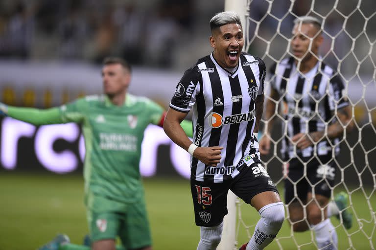 El argentino Matías Zaracho festeja su golazo, el primero de Atlético Mineiro; en el segundo tiempo convirtió el tercero