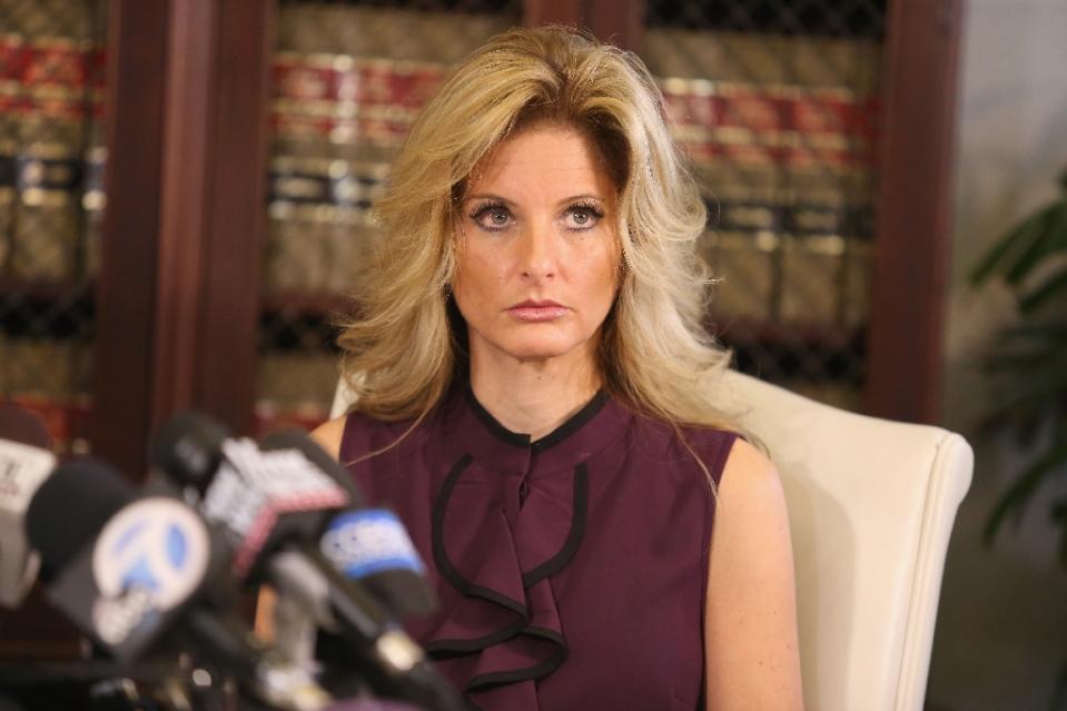 Summer Zervos. Participó de la quinta temporada del programa televisivo de Trump “The Apprentice” en 2006. Dio una rueda de prensa en Los Ángeles en la que dijo que el multimillonario trató de que se acostara junto a él en una cama cuando ambos se reunieron en 2007 para discutir un posible empleo. "Luego me pidió que me sentara junto a él. Yo acepté. Entonces me agarró de un hombro y comenzó a besarme muy agresivamente y me puso una mano en un seno", sostuvo Zervos.