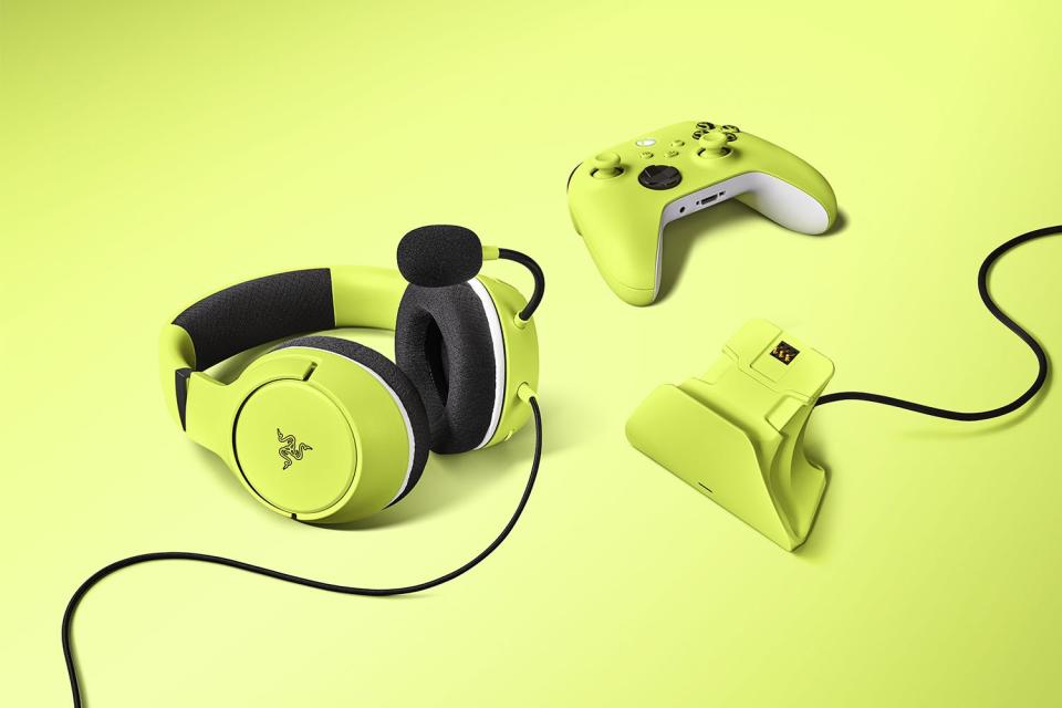 Razer Essential Duo Bundle for Xbox - Electric Volt: Wired Headset and Quick Charger for Xbox Controllers. (Photo: Razer)