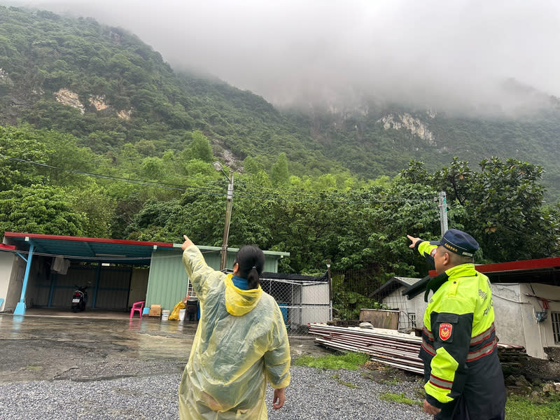 花蓮秀林鄉山區土石流潛勢區強制撤村  警消協助 花蓮縣秀林鄉大小地震不斷、雨勢也持續，鄉公所24 日針對和中、和仁部落的土石流潛勢溪流區域實施強 制撤村，富世、崇德、和平3村也啟動收容機制。圖 為警消協助撤離居民。 （新城警分局提供） 中央社記者李先鳳傳真  113年4月24日 