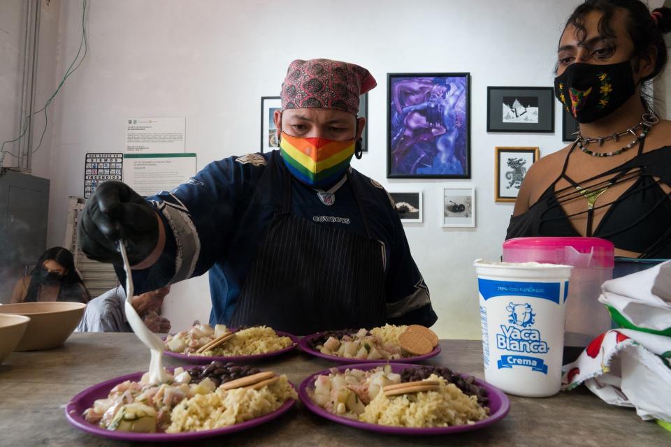 Doberman coloca crema al guisado en el Comedor Comunitario LGBTTTIQ+ "Manos Amigues" en la colonia Guerrero