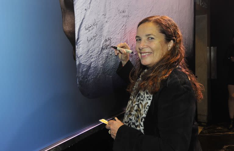 Sandra Mihanovich dejó su huella en el yeso de Evan, en el afiche de la obra