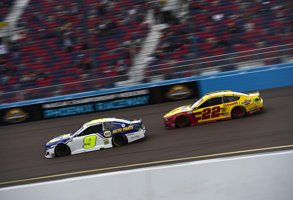 AVONDALE, ARIZONA - NOVEMBER 08: Chase Elliott, driver of the #9 NAPA Auto Parts Chevrolet, and Joey Logano, driver of the #22 Shell Pennzoil Ford, race during the NASCAR Cup Series Season Finale 500 at Phoenix Raceway on November 08, 2020 in Avondale, Arizona. (Photo by Jared C. Tilton/Getty Images)