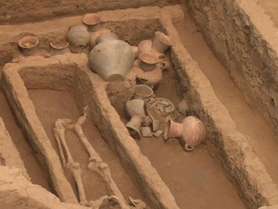 Colourful pots were also found in the graves (YouTube)