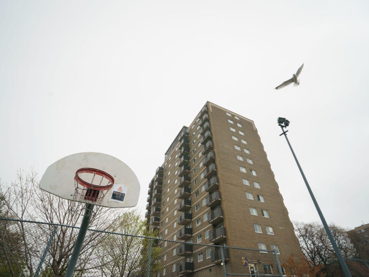 Low-income housing on De Maisonneuve Blvd. in need of renovations.  (Ivanoh Demers/Radio-Canada - image credit)