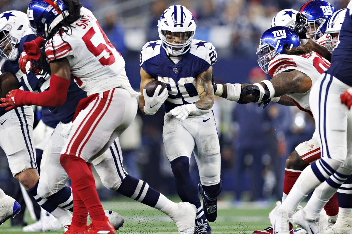 Tony Pollard runs the ball for the Dallas Cowboys