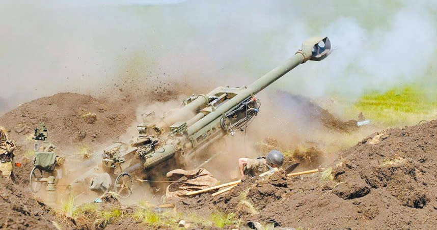 國軍援烏克蘭的M777榴彈砲，已經部署在烏軍前線，且發揮關鍵作戰能力，成為烏軍抗俄利器。（圖／摘自烏克蘭國防部官網）