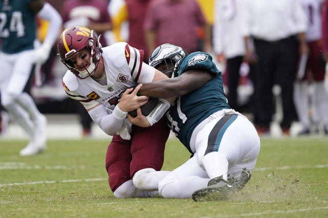 Washington Commanders quarterback Carson Wentz (11) throws the ball during  an NFL football practice at FedEx Field, Saturday, Aug. 6, 2022, in  Landover, Md. (AP Photo/Alex Brandon Stock Photo - Alamy