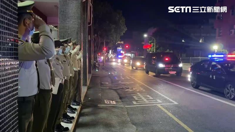 車隊經過台東憲兵隊，同袍在大門列隊敬禮。（圖／翻攝畫面）