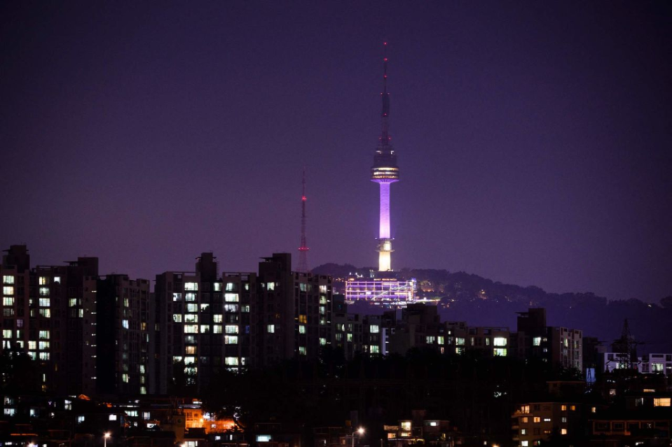 La torre Namsan iluminada de morado para conmemorar el décimo aniversario de BTS, el 12 de junio de 2023. (Foto: Anthony Wallace/AFP/Getty Images)