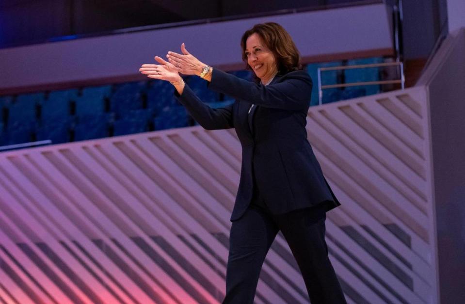 La vicepresidenta Kamala Harris reacciona tras ser presentada por Gloria Estefan durante la conferencia Aspen Ideas: Climate, en el New World Center, el miércoles 8 de marzo de 2023, en Miami Beach, Florida.