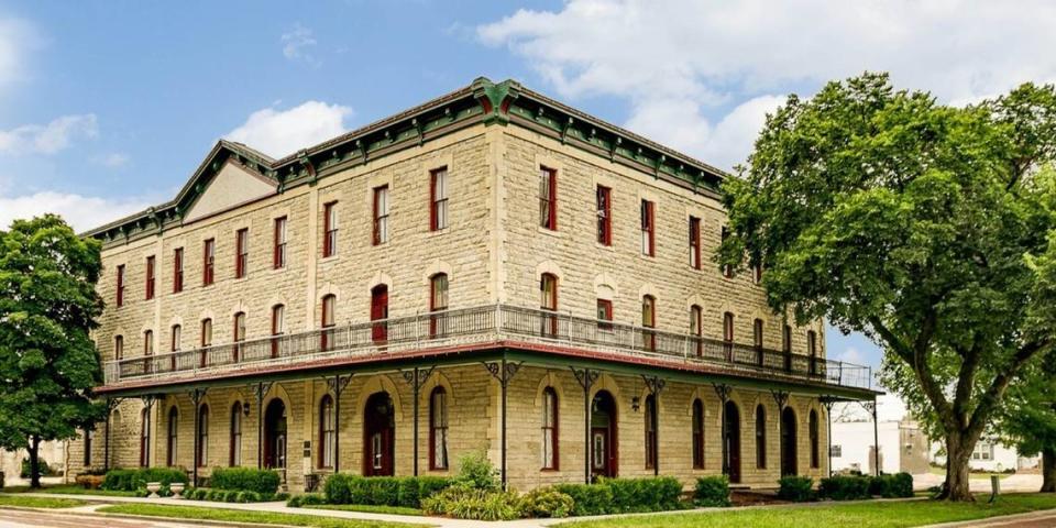 The Historic Elgin Hotel in Marion houses The Chef’s Plate at Parlour 1886, a restaurant owned by Kari Newell.