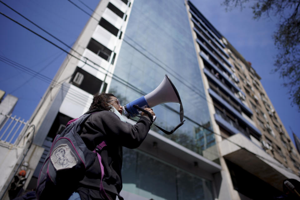 Una mujer habla a través de un megáfono durante una protesta contra el Fondo Monetario Internacional en Buenos Aires, Argentina, el martes 6 de octubre de 2020. (AP Foto/Victor R. Caivano)