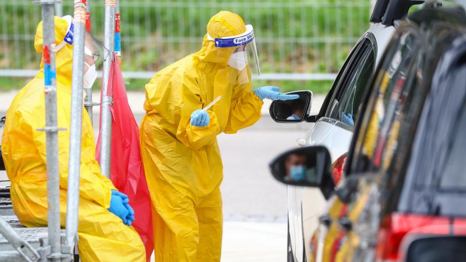 Reiserückkehrer werden in einer Corona-Teststation an der Autobahn A8 nahe Ulm auf das Corona-Virus getestet.