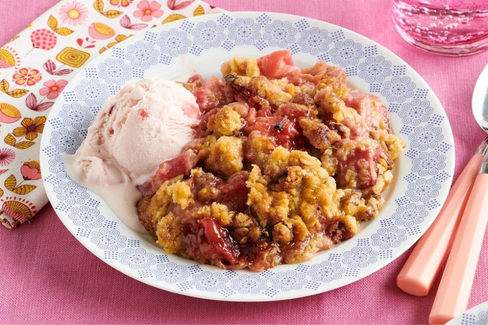 rhubarb crisp with ice cream