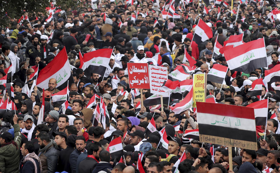 Seguidores del clérigo chií Muqtada al-Sadr se congregan en Bagdad, Irak, el 24 de enero de 2020. (AP Foto)