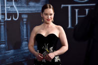 Emilia Clarke antes del estreno de la sexta temporada de “Juego de Tronos” (HBO) celebrado en el Teatro Chino el 10 de abril de 2016 en Hollywood, California (Foto de Alberto E. Rodriguez / Getty Images).