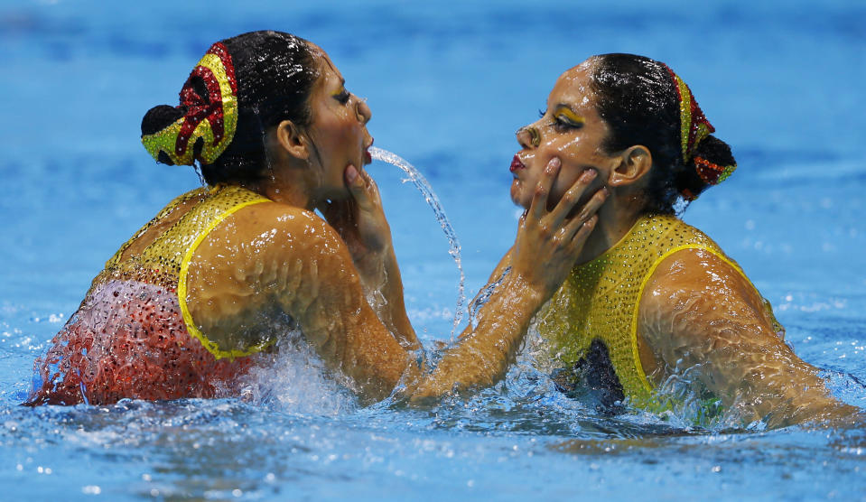 Mexico's Isabel Delgado Plancarte and Nuria Diosdado Garcia perform in the synchronised swimming duets free routine qualification round during the London 2012 Olympic Games at the Aquatics Centre August 6, 2012. REUTERS/Michael Dalder (BRITAIN - Tags: OLYMPICS SPORT SWIMMING) 