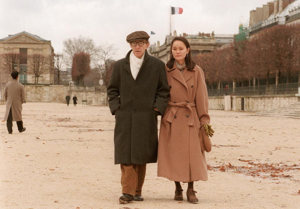 le réalisateur américain Woody Allen et Soon-Yi, le 26 décembre, se promènent dans le jardin des Tuileries, à Paris où ils passent leur lune de miel. Woody Allen a épousé la fille adoptive de son ex-compagne, l'actrice Mia Farrow, le 23 décembre à Venise.  1226 - PARIS, FRANCE : US film-maker Woody Allen and his new bride Soon-Yi Previn walk 26 December in the Jardin des Tuileries, in Paris. Woody Allen arrived here 24 December to spend a Christmas honeymoon with Soon-Yi, the adoptive daughter of his former companion Mia Farrow. The couple married 23 December in Venice. AFP PHOTO AFP/JACK GUEZ/mp/sb/ao (Photo by Jack GUEZ / AFP)        (Photo credit should read JACK GUEZ/AFP via Getty Images)