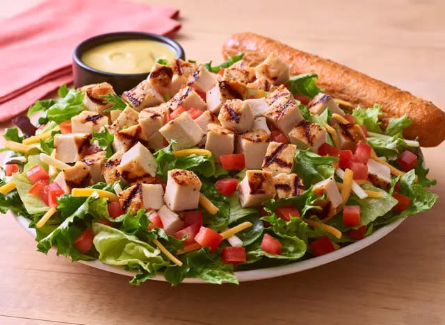 The 10 Healthiest Menu Items at Applebee's, According to Dietitians